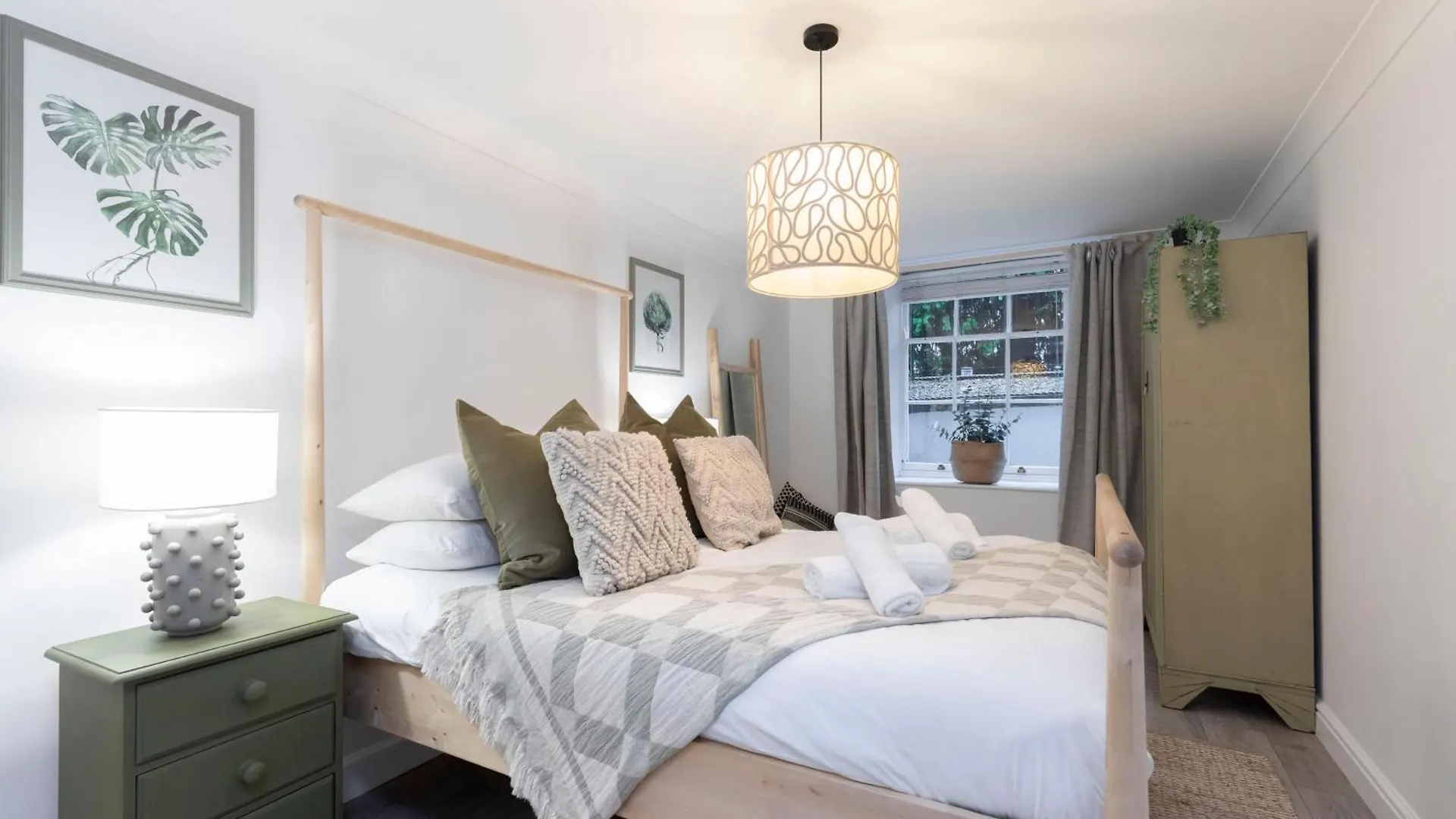 Beautiful 2-Bed 2 Bath Regency Flat With Parking Apartment Cheltenham