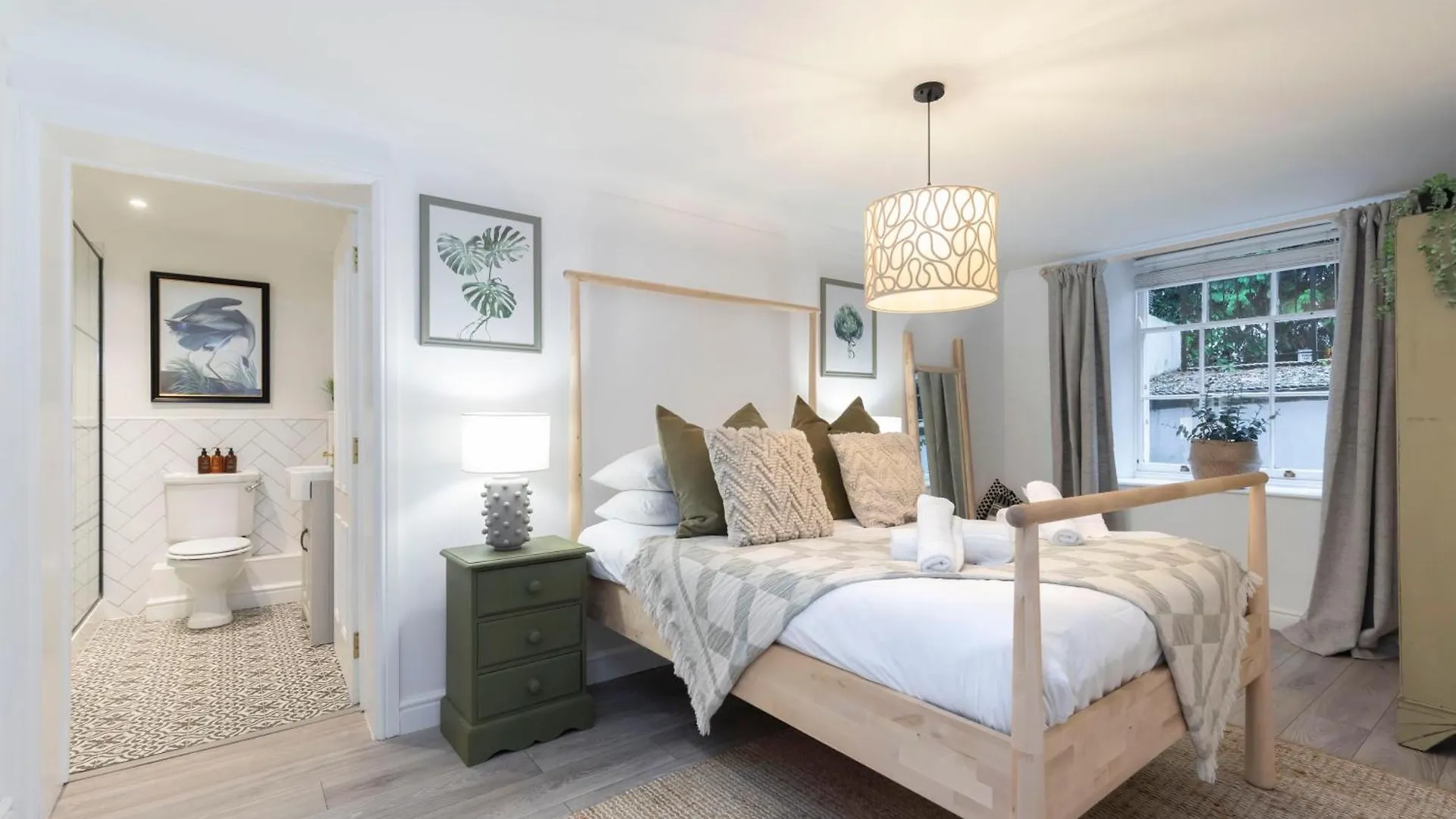 Beautiful 2-Bed 2 Bath Regency Flat With Parking Apartment Cheltenham
