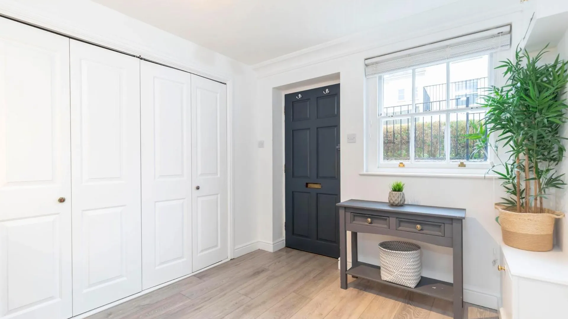Beautiful 2-Bed 2 Bath Regency Flat With Parking Apartment Cheltenham