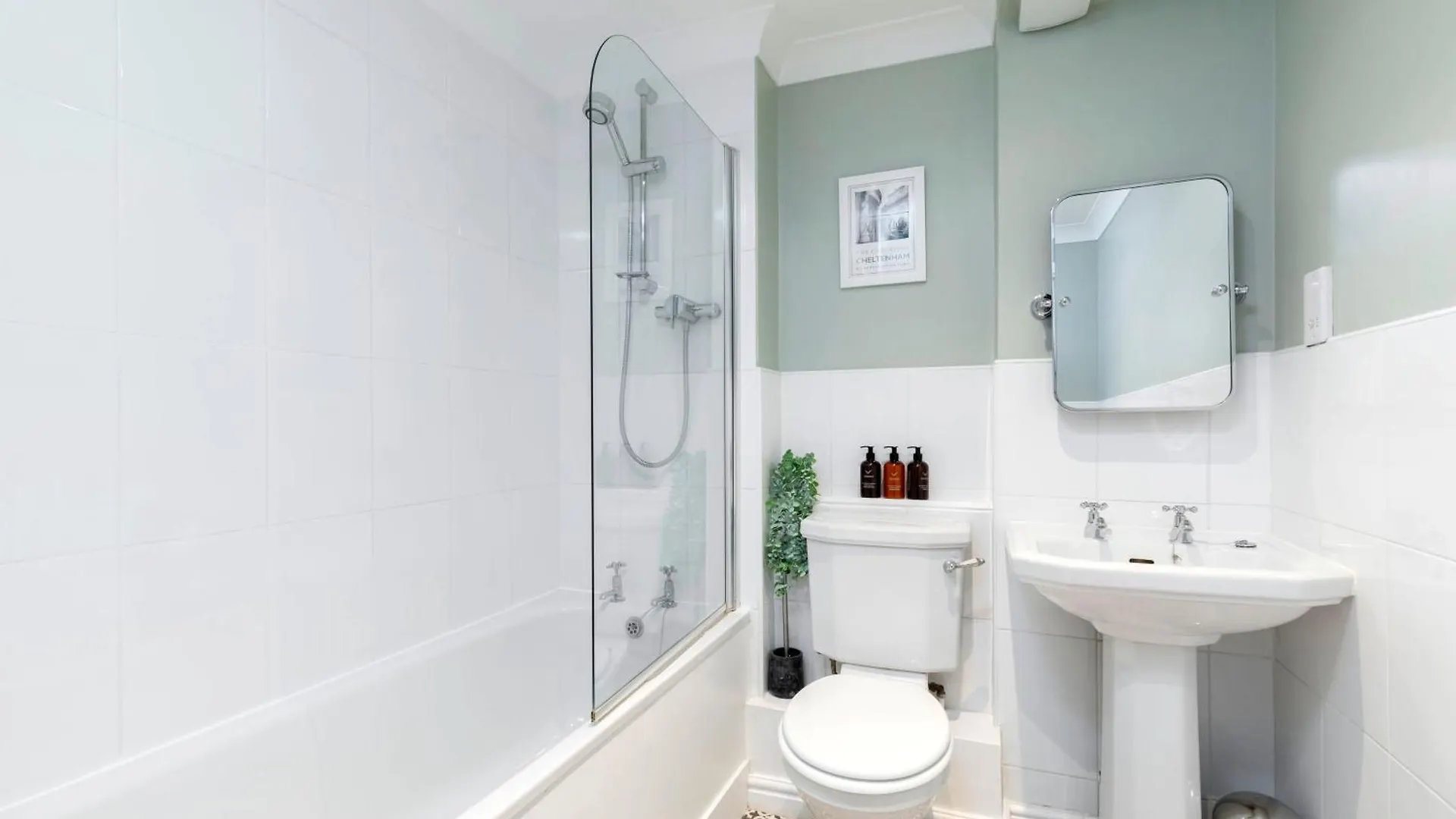 Beautiful 2-Bed 2 Bath Regency Flat With Parking Apartment Cheltenham 0*,