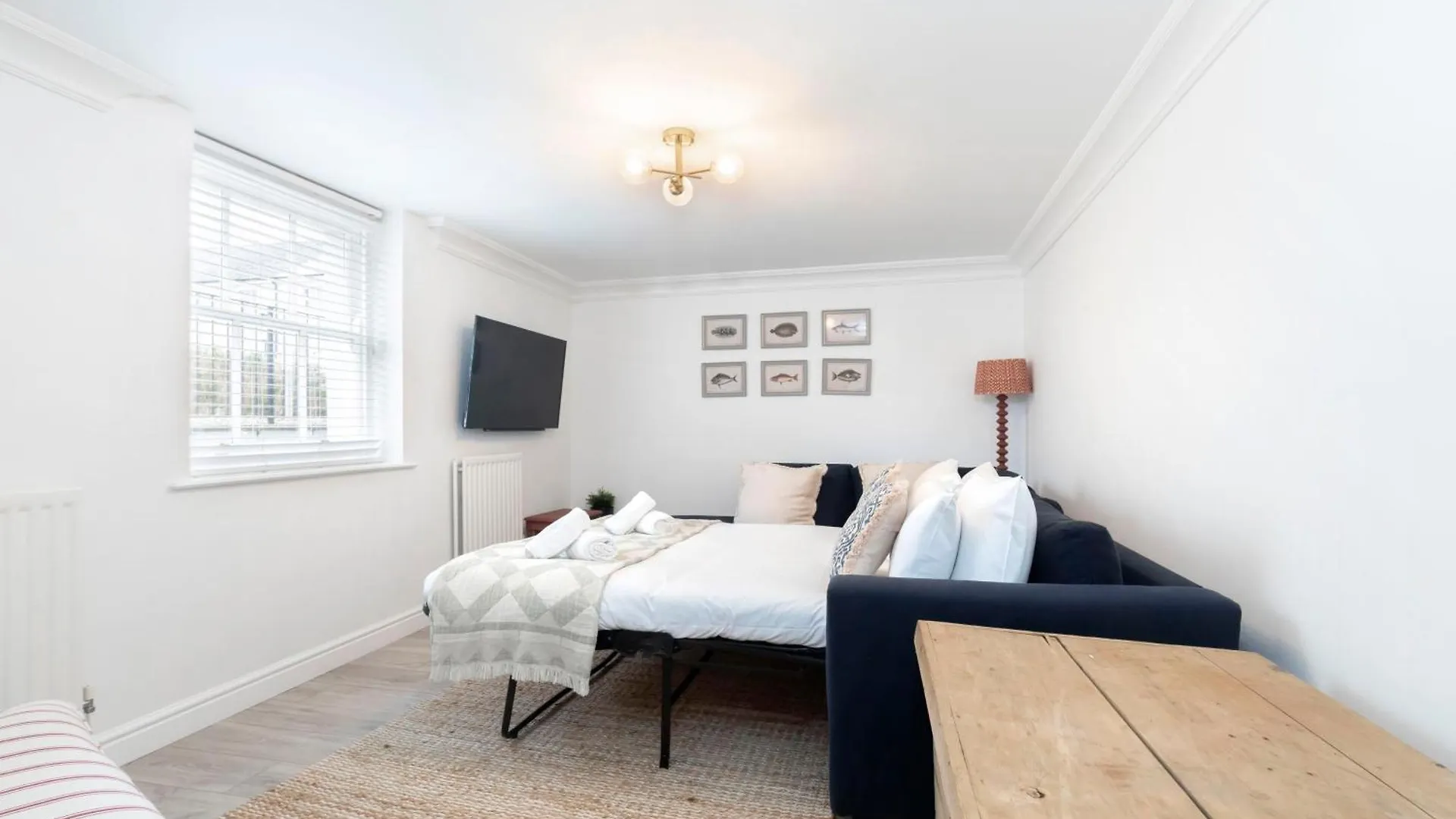 Beautiful 2-Bed 2 Bath Regency Flat With Parking Apartment Cheltenham