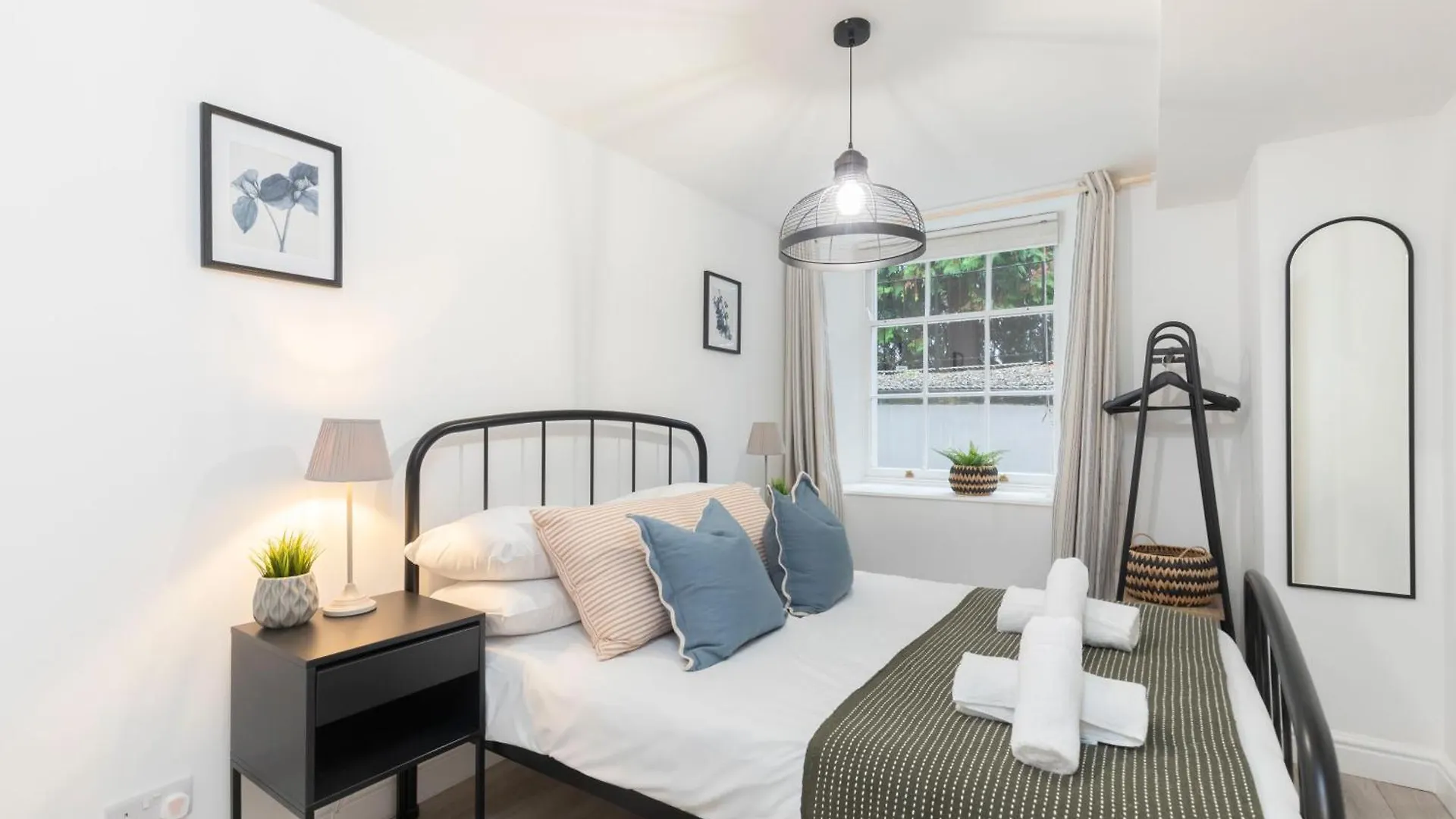 Beautiful 2-Bed 2 Bath Regency Flat With Parking Apartment Cheltenham 0*,